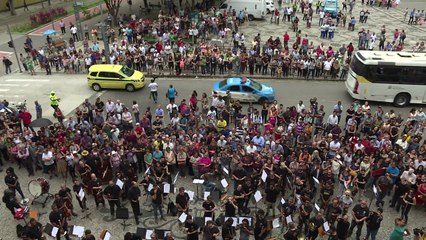 Funcionários do Theatro Municipal protestam no Rio
