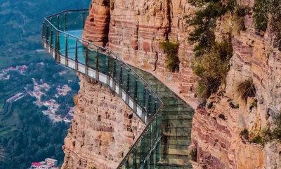 Sensasi Berjalan di Atas Jembatan Kaca Setinggi 1.180 Meter