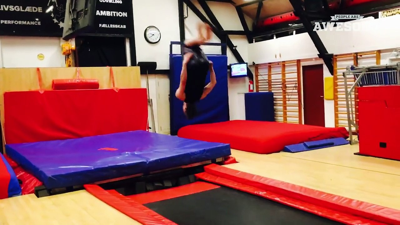 PEOPLE ARE AWESOME 2016 - BEST TRAMPOLINE TRICK...