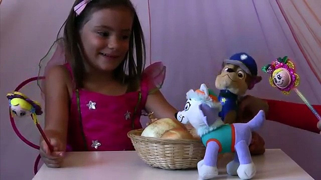 Vamos a la escuela de hadas de Hada de Fresa y nos enseña a hacer magia