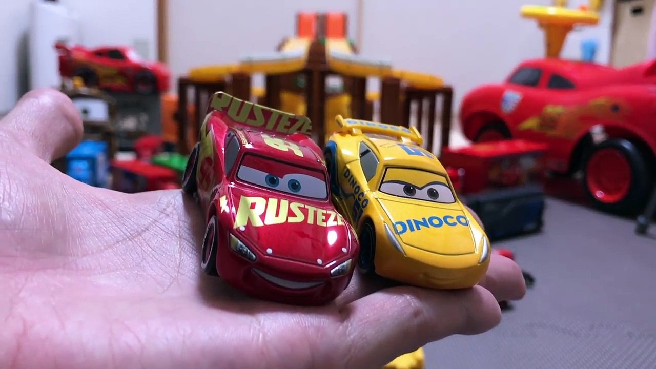 ディズニーカーズ３ クロスロードのカーズたちがピストンカップを目指してレース！