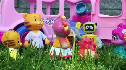 DANIEL TIGER Gets SUNBURNT on School Bus Field Trip Toys for KIDS!-MpJdnGljaXs