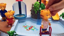 DANIEL TIGER'S Neighbourhood Toys Go Swimming In Pool!-V8aqRk-6rf4