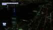 La flèche du World Trade Center aux couleurs d'États-Unis après l'attentat de New York