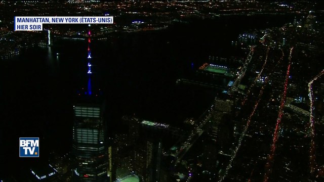 La flèche du World Trade Center aux couleurs d'États-Unis après l'attentat de New York