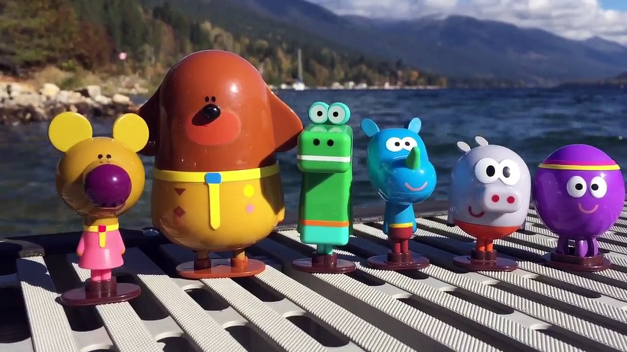 HEY DUGGEE and Squirrels Toys Jump In Lake!-RkxBrQOUXFU