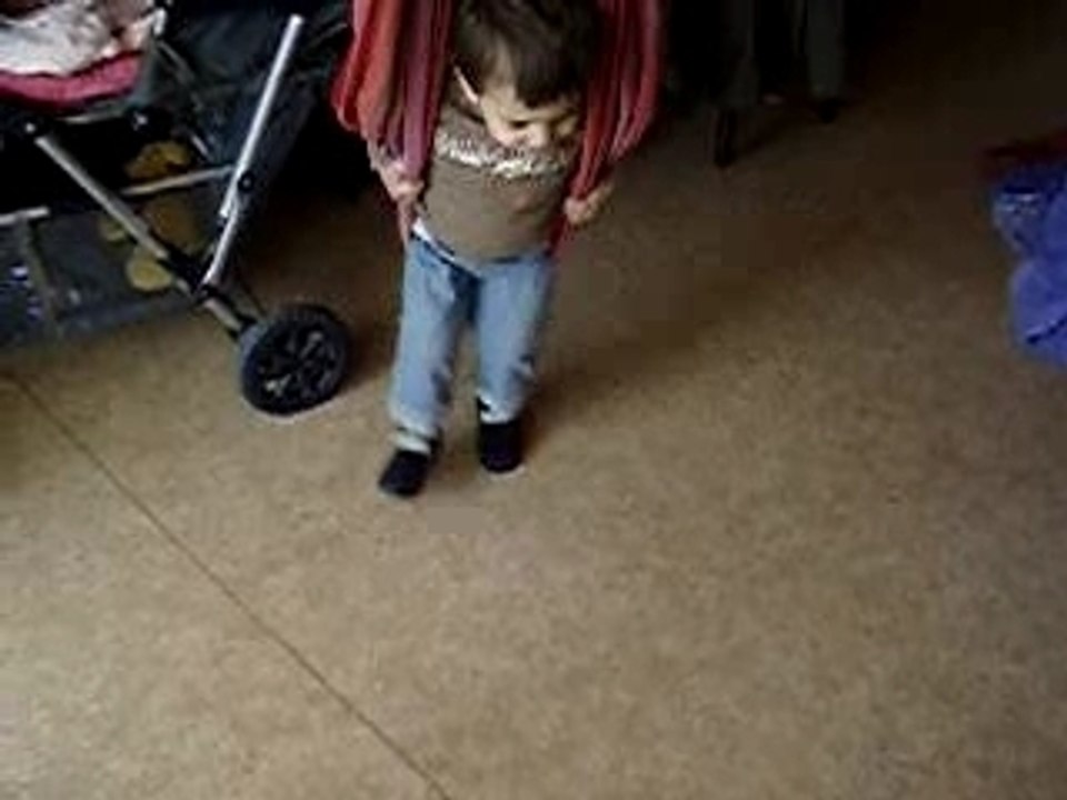 Tibo qui se balance avec l'echarpe [1]