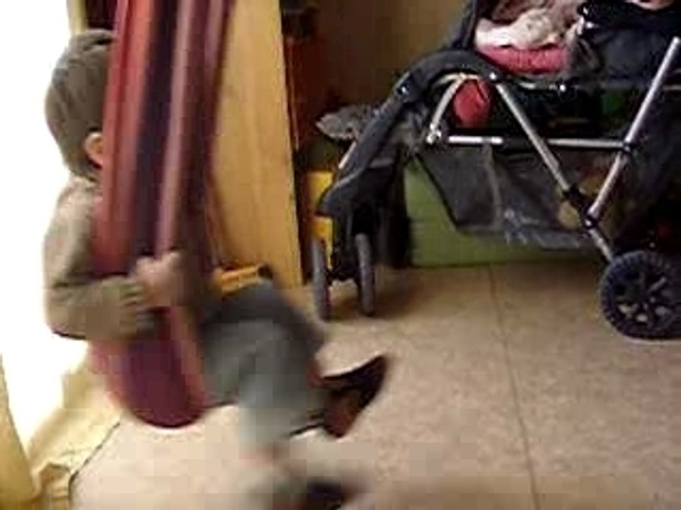 Tibo qui se balance avec l'echarpe [2]
