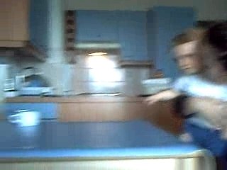 Justine joue avec maman et mémé