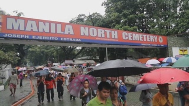 Los cementerios filipinos se llenan de color en el Día de los Difuntos