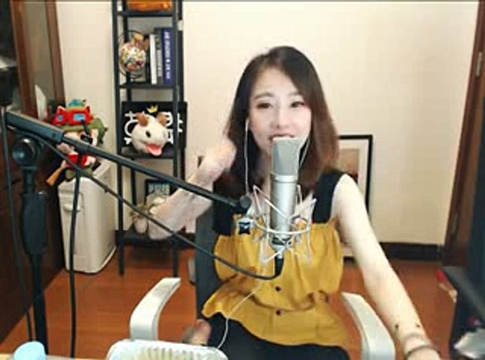 冯提莫翻唱 夜空中最亮的星 The brightest star in the sky Feng timo .mp4