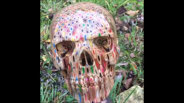 Il réalise une sublime tête de mort avec 646 crayons de couleur... Dingue