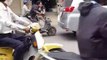 Un taré en scooter détruit les rétroviseurs de voiture à la machette !