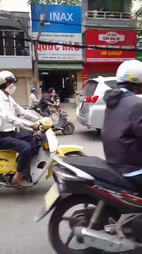 Un taré en scooter détruit les rétroviseurs de voiture à la machette !
