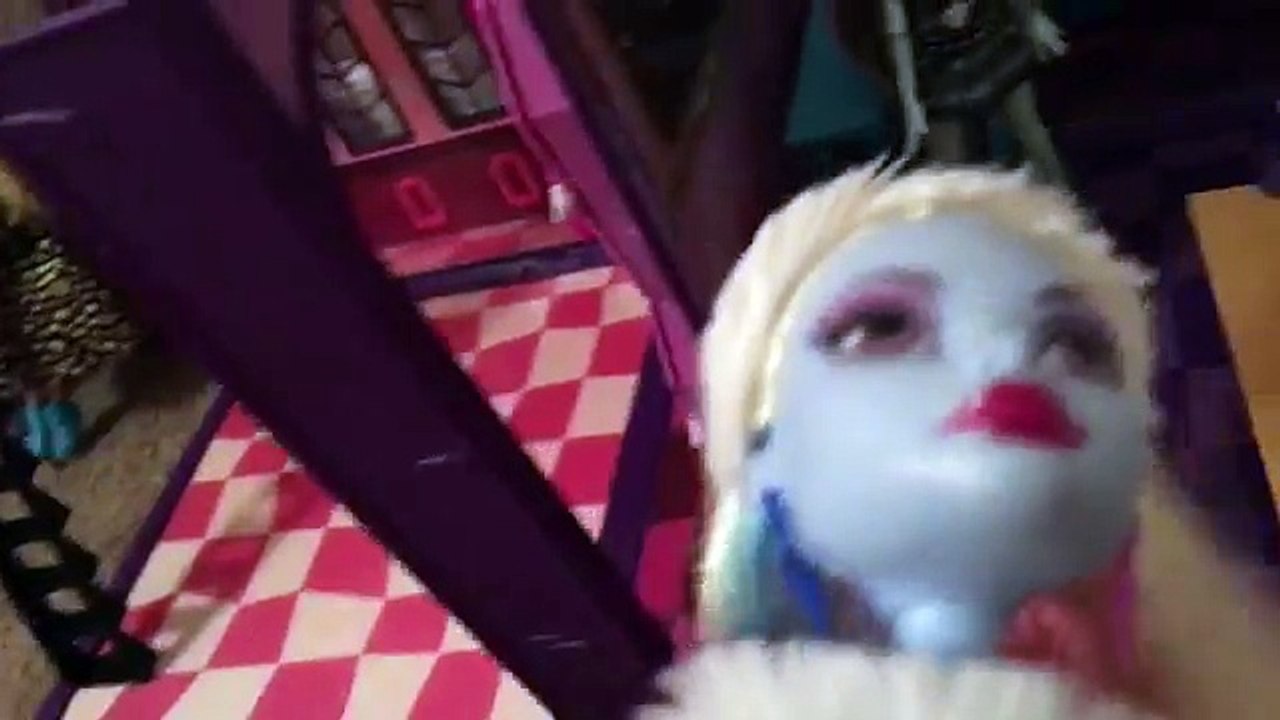 REBOOT FRANKIE KIDNAPS FRANKIE (wait wtf) | Monster High skit (with Alle)