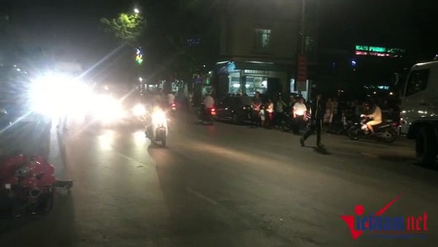 Cháy lớn kèm đá lở trên núi Bài Thơ, xe chữa cháy 'bất lực'