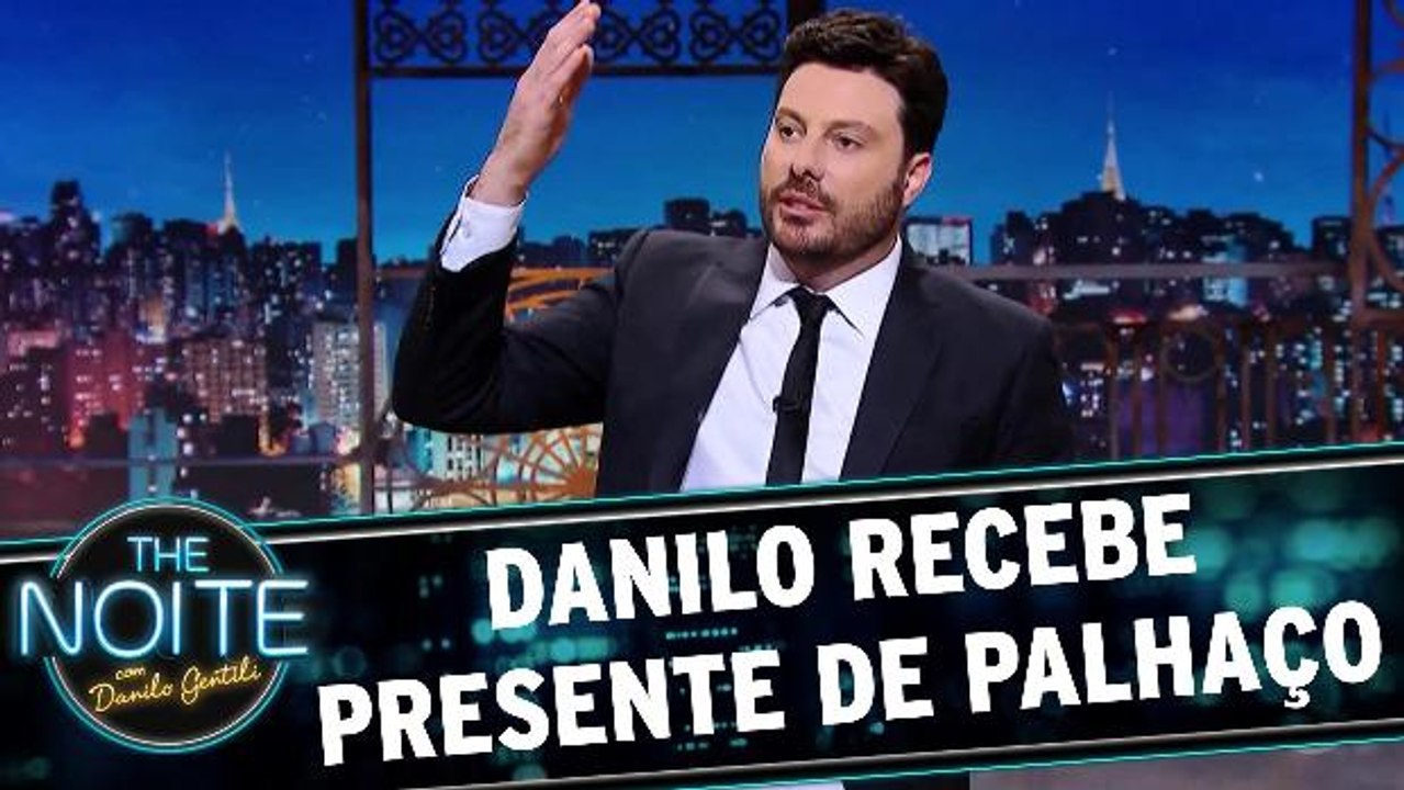 Danilo recebe presente de palhaço