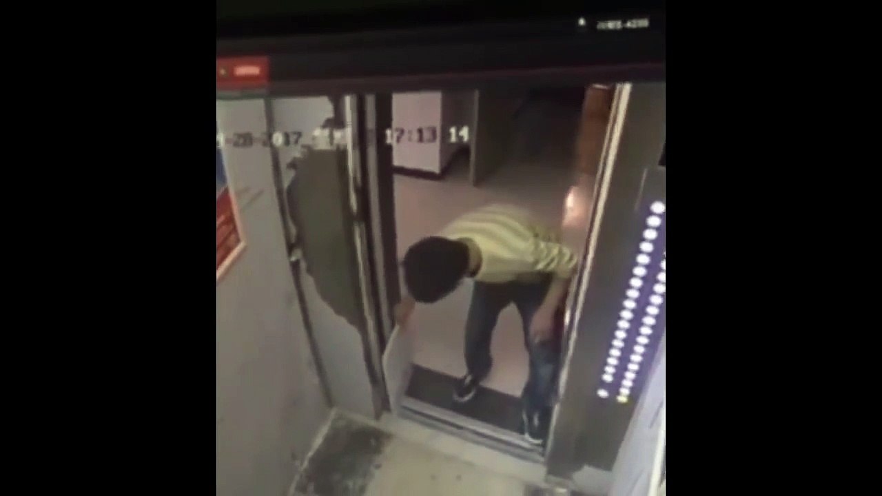 Il essaie de bloquer un ascenseur avec une dalle de béton et détruit l'ascenseur... Quelle idée de débile!!!