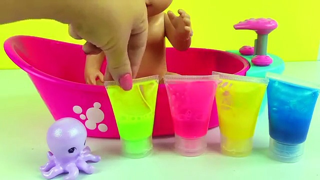 BABY ALIVE LILI TOMANDO BANHO COM TINTAS DE BANHO NA BANHEIRA