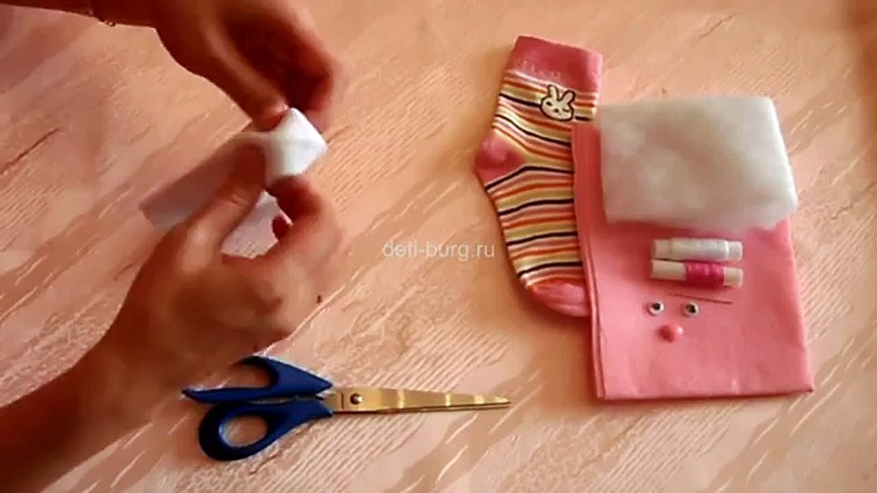 Игрушки своими руками: заяц из носков