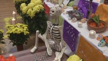 México celebra su Día de Muertos entre calaveras, flores y ofrendas en Pekín