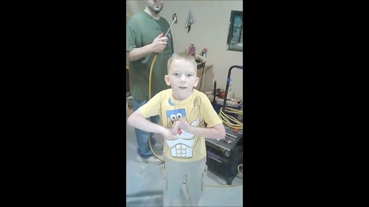 Ce père a sa propre façon d'utiliser un compresseur à air ! LOL