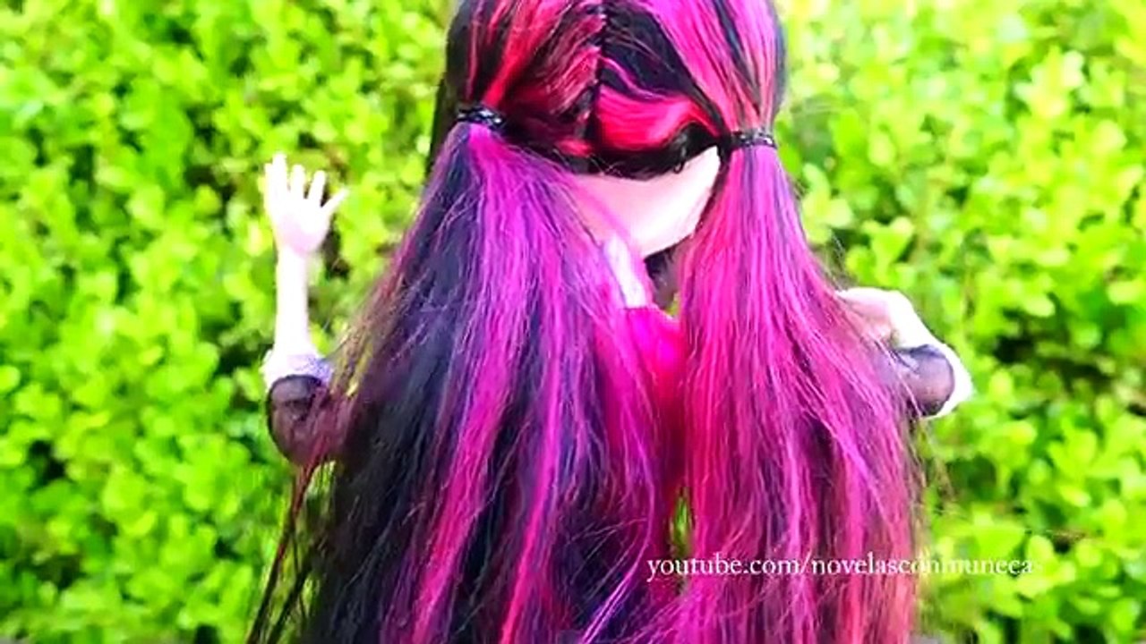 Juguetes de Monster High en español - Draculaura y Elissabat se comen a Deuce - Ataque de titanes