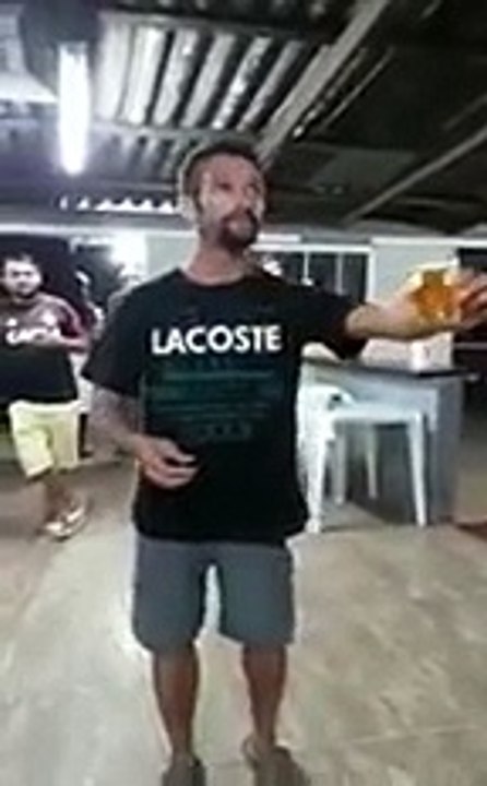 Salto arrière avec bière à la main