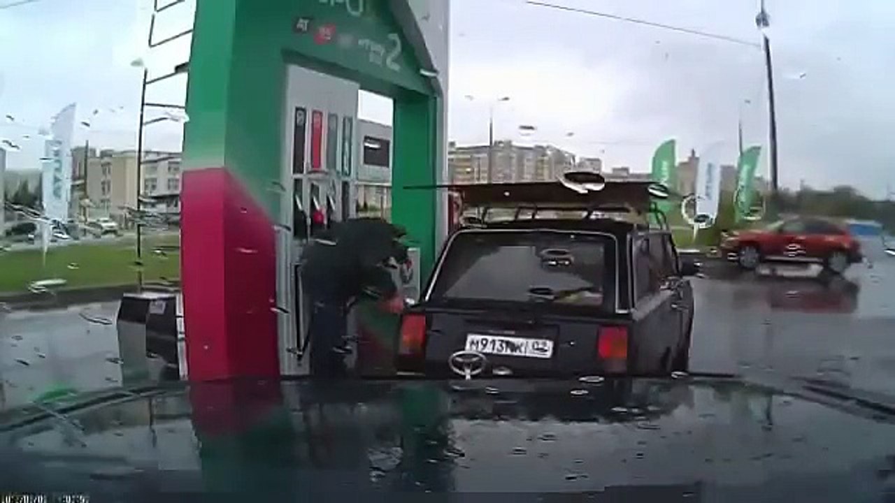 Il danse sur le toit de sa voiture à la station essence en Russie !