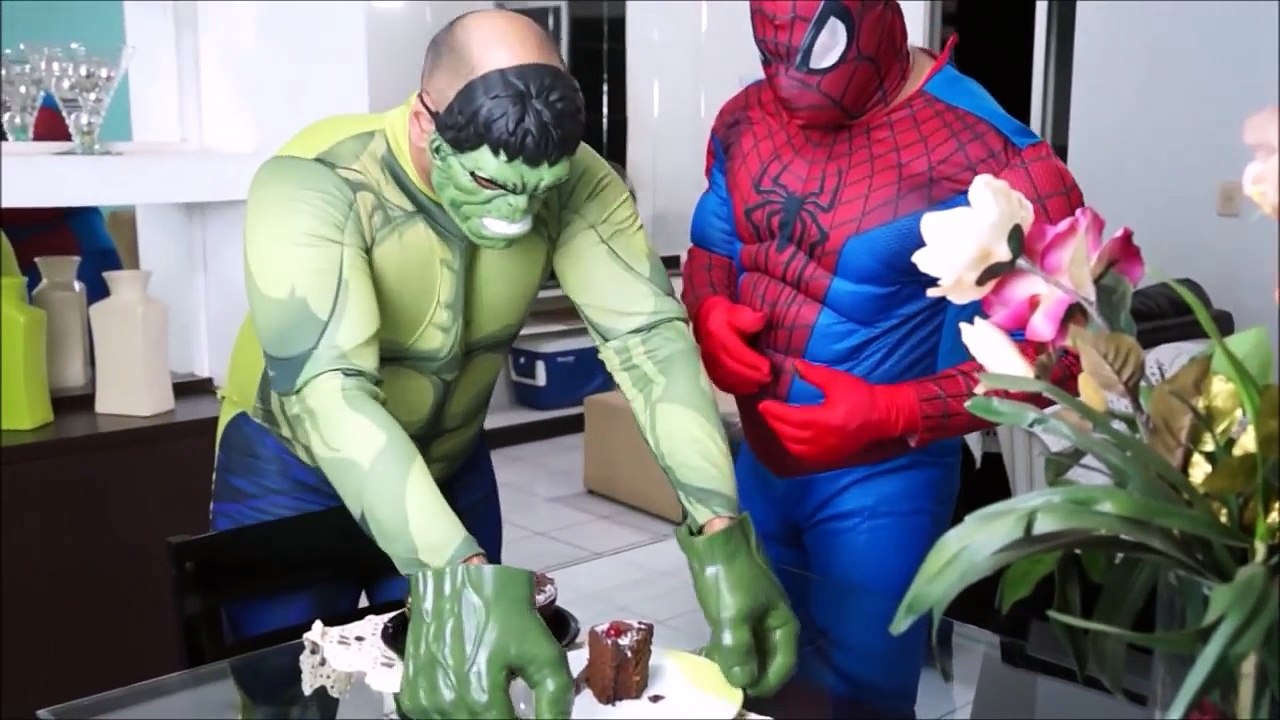 SPIDERMAN POO COLORED BALLS Elsa Frozen Baby with Poop Princess Superhero in Real Life