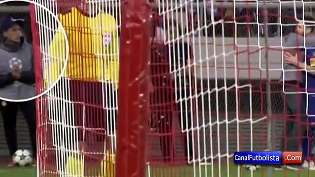 Messi abraza un aficionado y se toma un selfie durante el partido Olympiacos   Barcelona