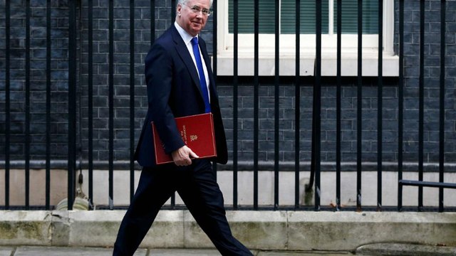 Szexuális zaklatás miatt lemondott Michael Fallon brit hadügyminiszter