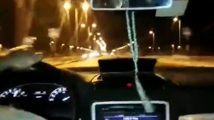 Tải video: Ce dingue roule à plus de 180kmh et va le regretter... Chauffard puni