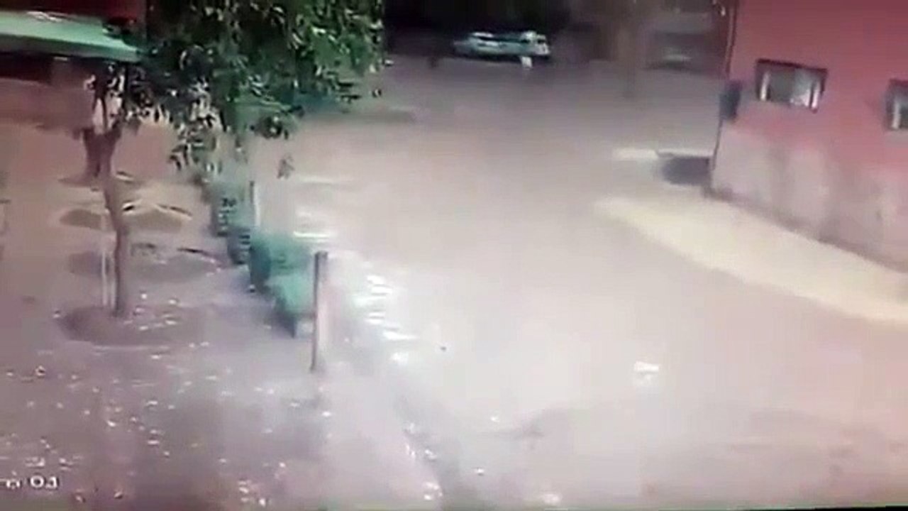 Il marche sous l'orage avec un parapluie...  et se fait foudroyer