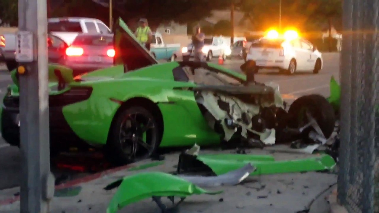Il éclate sa voiture McLaren à 250000€ sur un poteau !