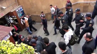 Azərbaycanı biabır edən alçaq, zorakı və şərəfsiz polislər. Polis zorakığına son!