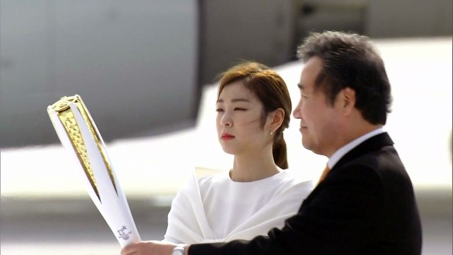 올림픽 성화, 우리나라 도착...1시에 봉송 시작 / YTN