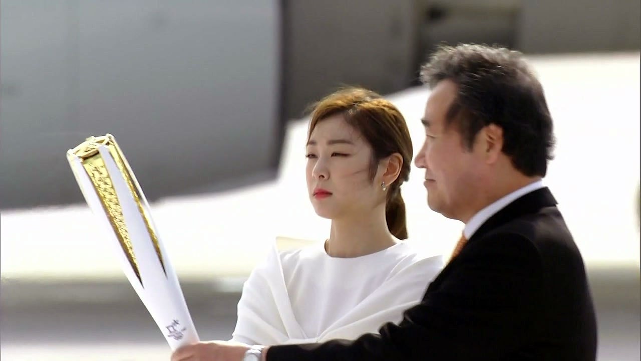 올림픽 성화, 우리나라 도착...1시에 봉송 시작 / YTN
