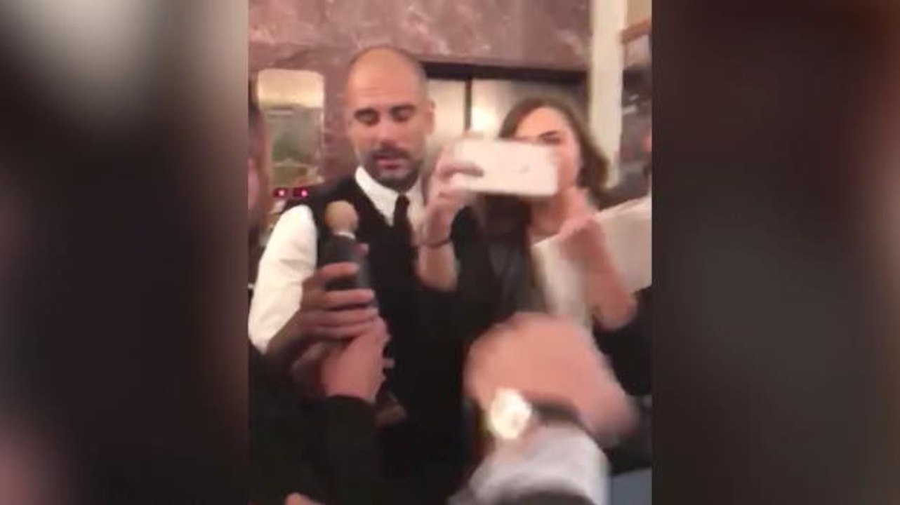 VIRAL: Sepakbola: Guardiola Dihadiahi Fans Patung 'Guardiola'