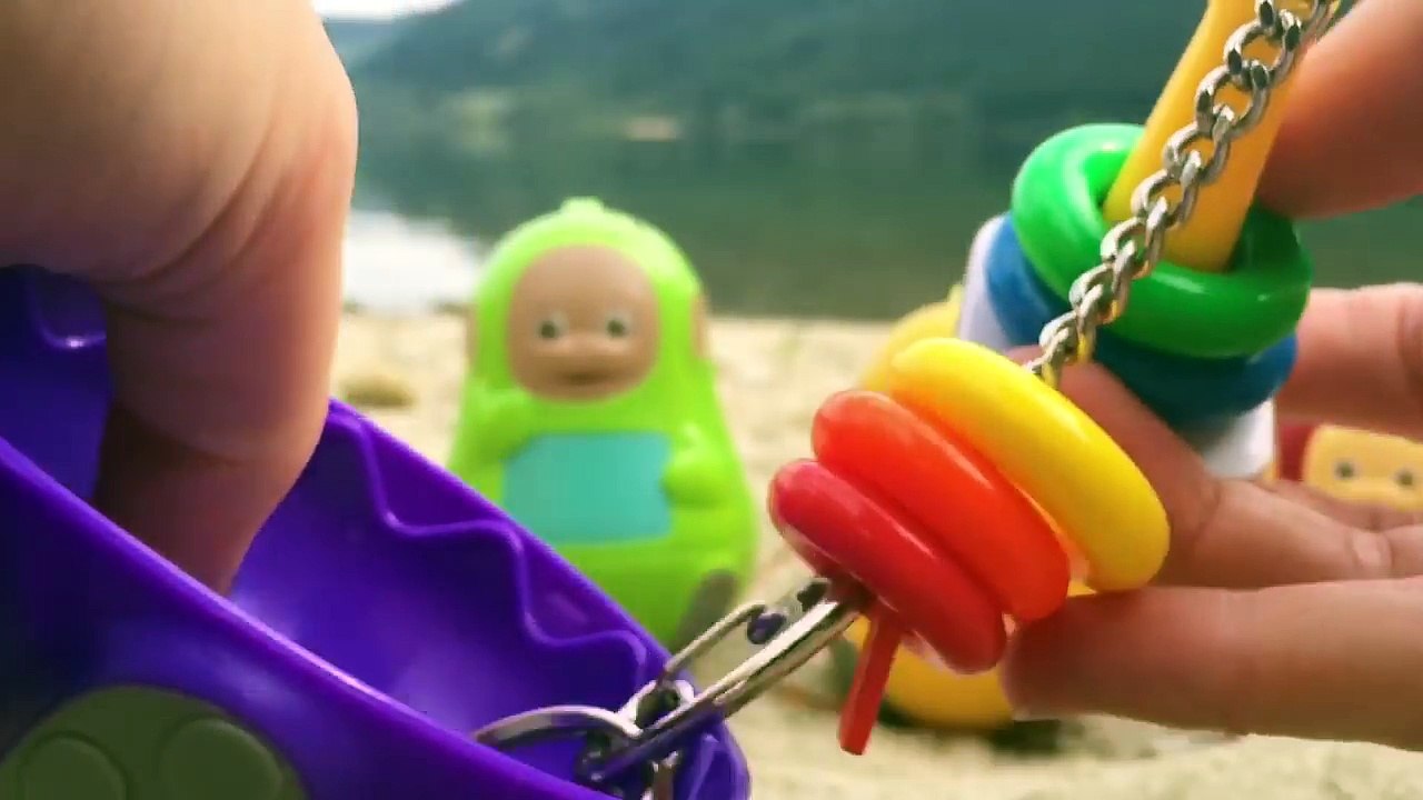 Opening TELETUBBIES STACKING Dolls On The Beach!!-ZWNnFLdrlUg