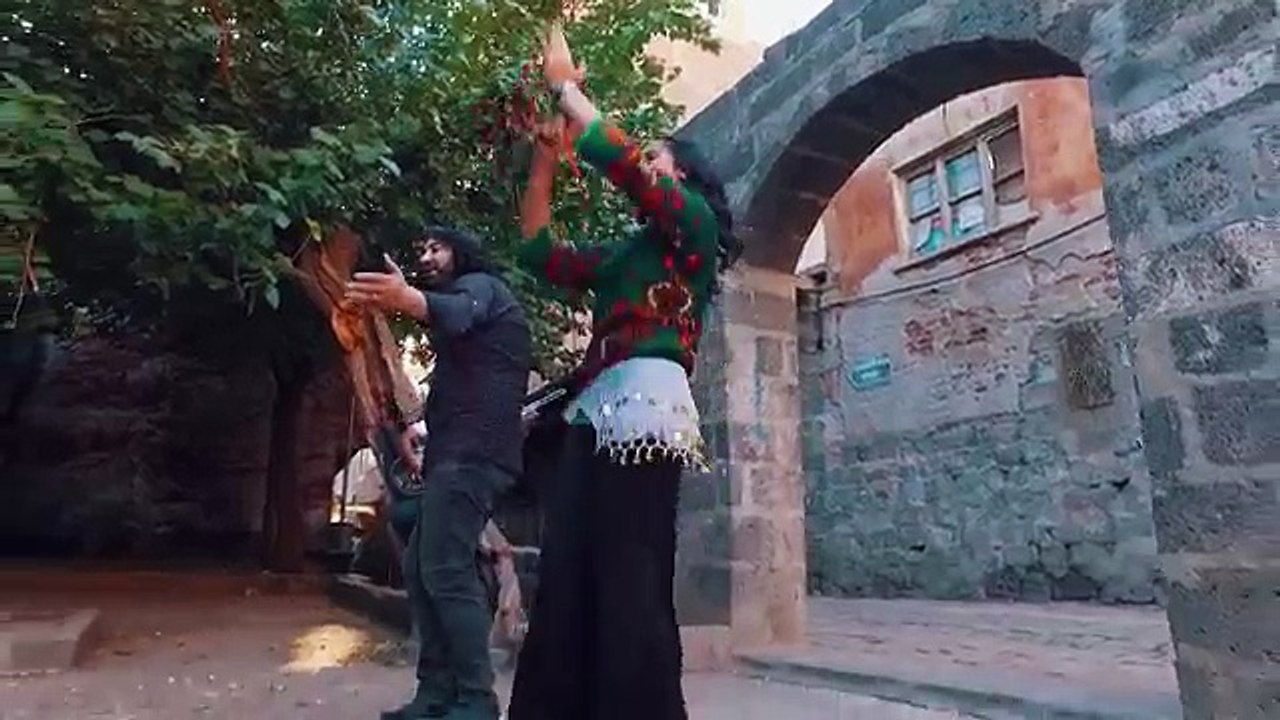 Ferdi Yaman - İçtiriyor