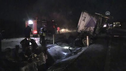 Çarpışan 3 Tır Alev Aldı: 3 Ölü - Afyonkarahisar