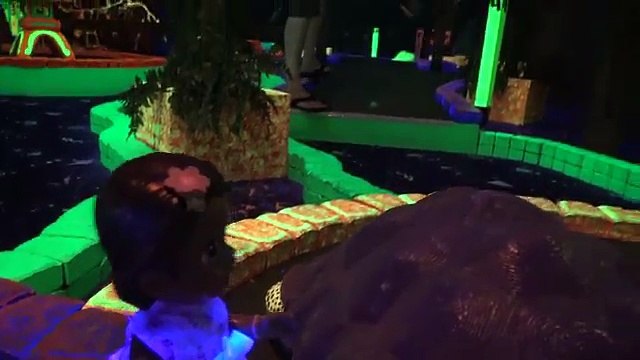 BABY ALIVE does GLOWING mini GOLF! TOY STORE! The Lilly and Mommy show. The Toytastic sisters