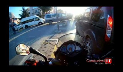 Motosikletin minibüse çarptığı anlar kamerada