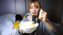 리얼 100% 자고있는 친구 앞에서 엽기 ASMR 고드름 얼음 이팅사운드 [ Icicle ice cream eating sound ] [띠미]