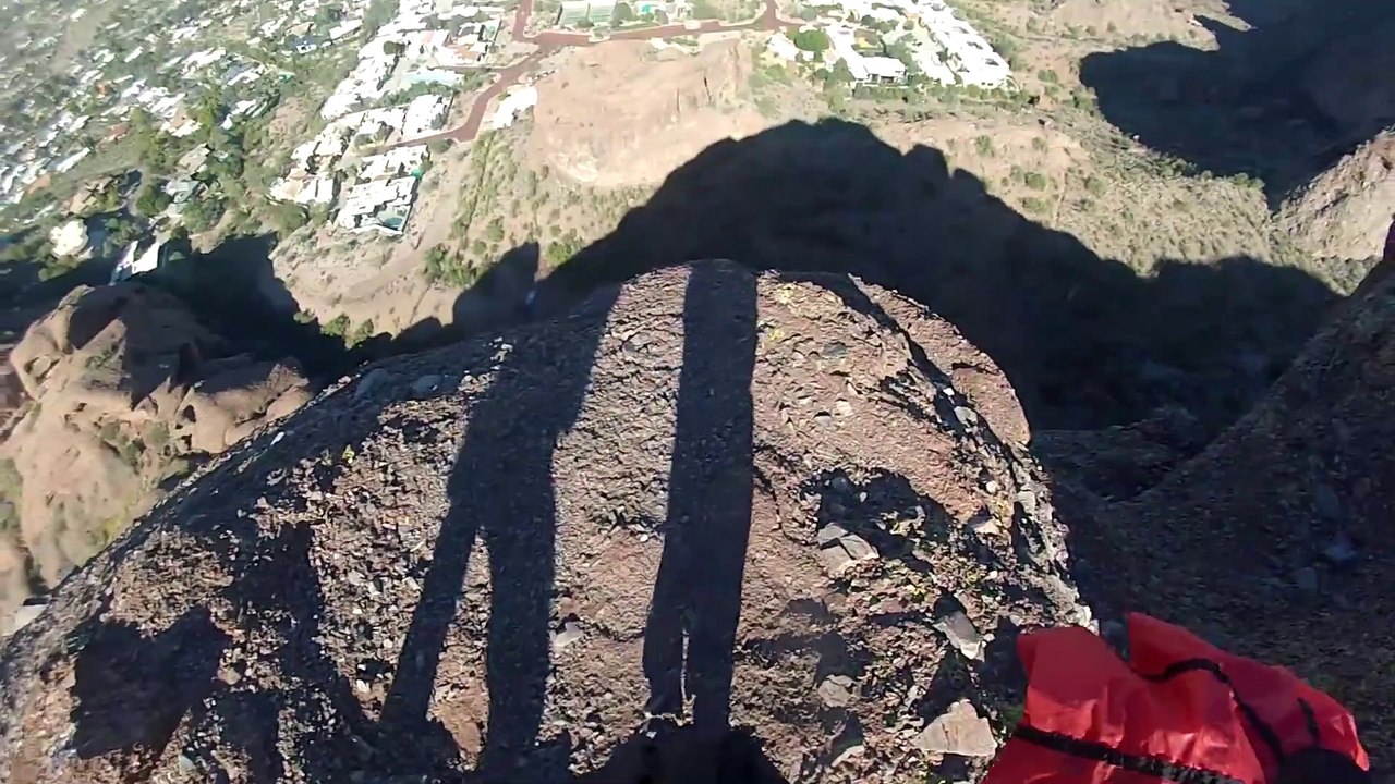 Ce base jumper se rate et se casse le bassin lors d’un saut