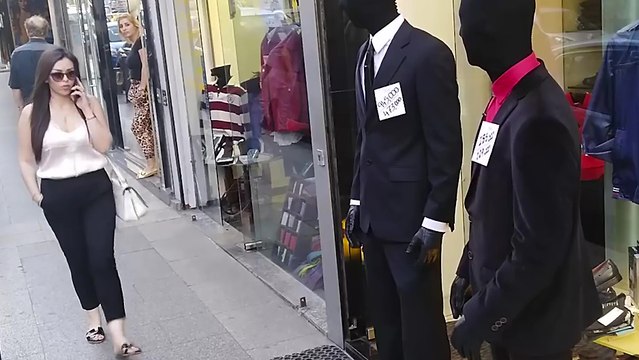 Des mannequins font peur aux passants