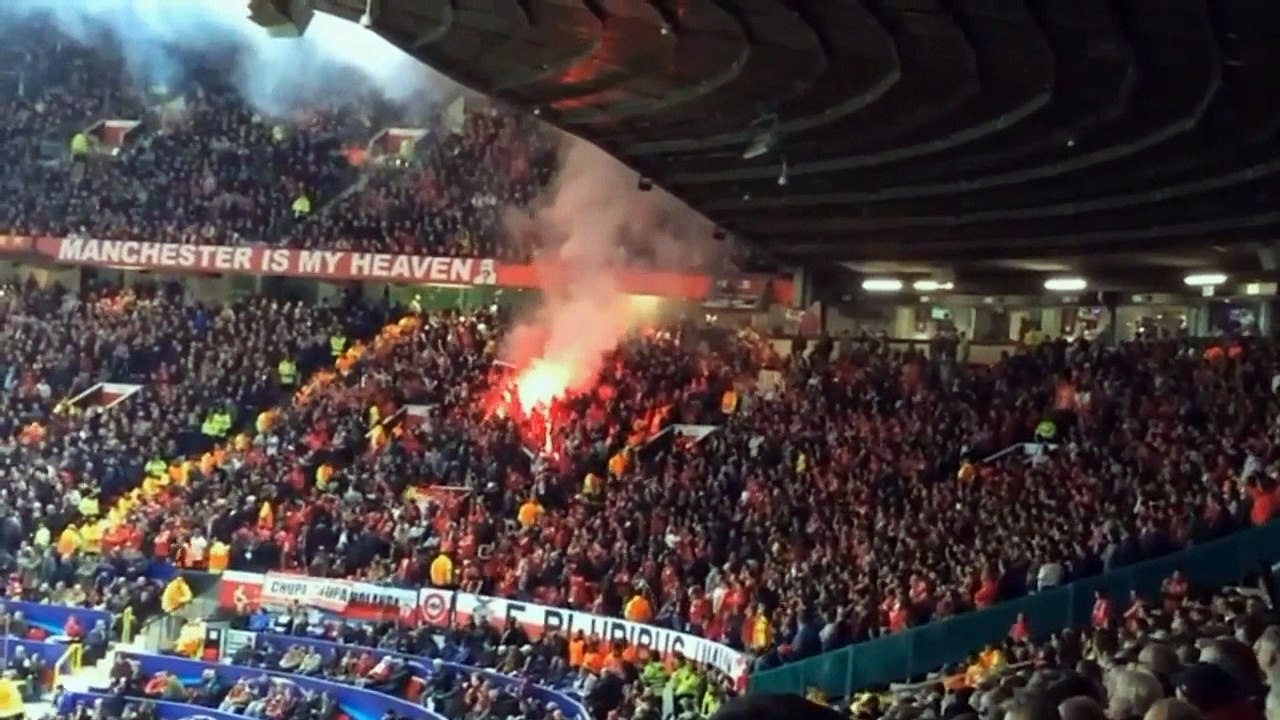As tochas dos adeptos do Benfica em Old Trafford