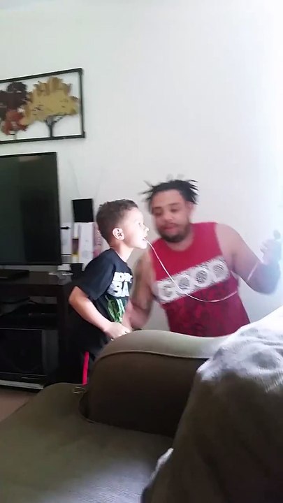 Il arrache la dent de son fils avec une porte et un fil