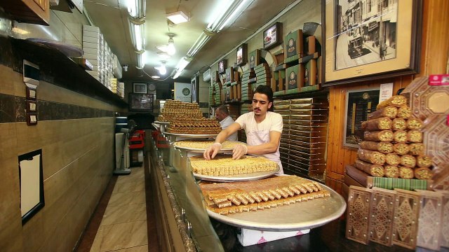 بعد ركود فرضته الحرب.. الحلويات الشامية تستعيد أسواقها تدريجيا